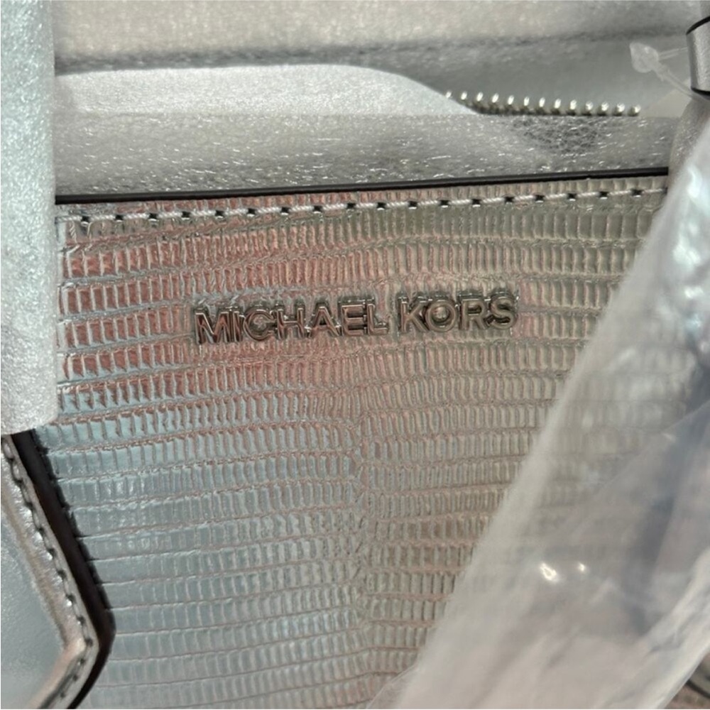 NWT Michael Kors Sheila Small Crossbody Satchel Purse Bag ♥️NEW IN PACKAGING♥️ - Picture 8 of 9